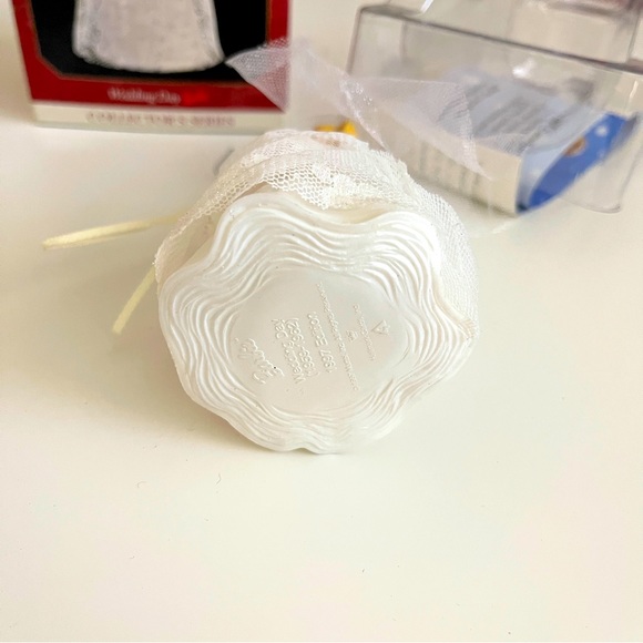 Wedding Day Barbie Ornament - Hallmark - 1997 - Picture 5 of 5